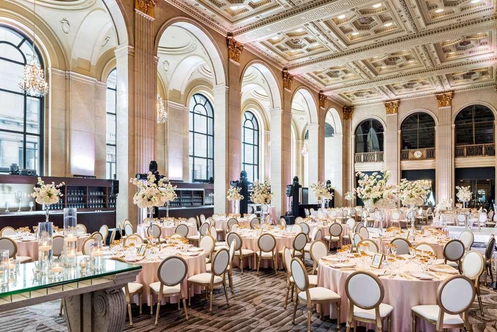 One King West Hotel And Residence Торонто Удобства снимка
