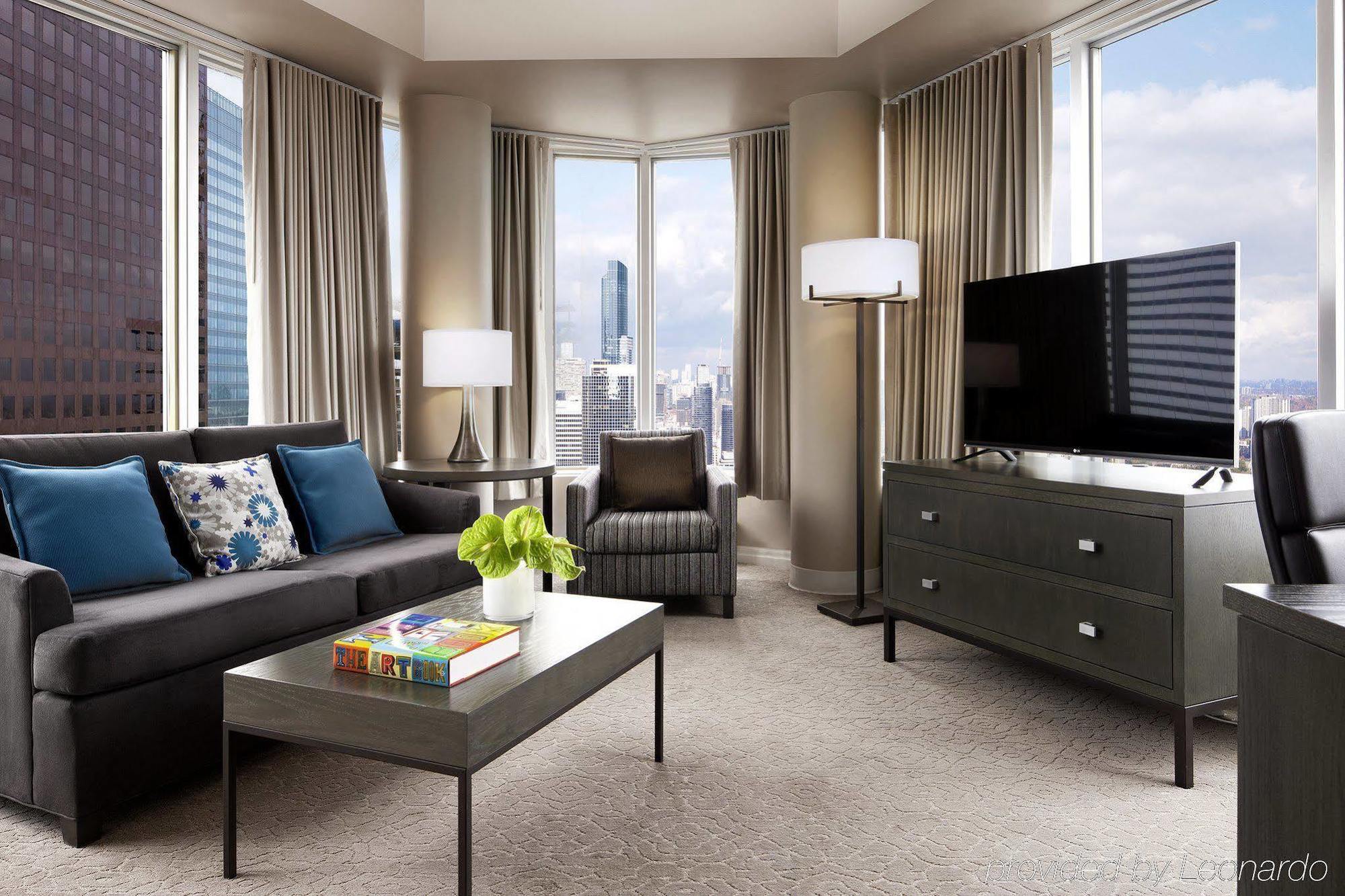 One King West Hotel And Residence Торонто Екстериор снимка